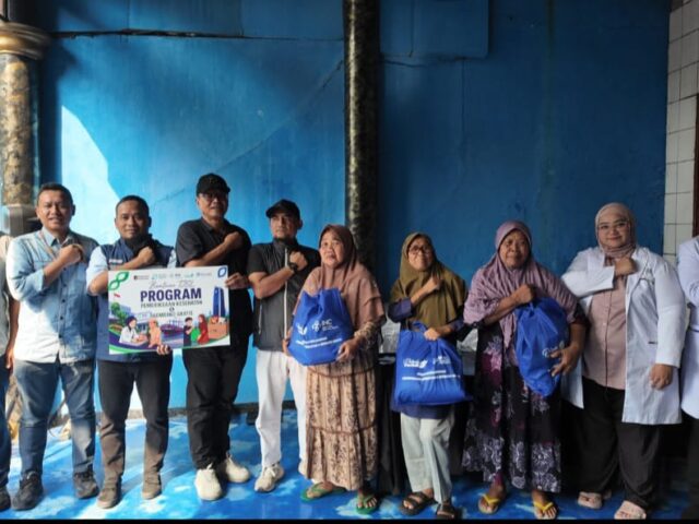 Pelindo Regional 2 Tanjung Priok Gelar Pemeriksaan Kesehatan Gratis dan Salurkan 235 Paket Sembako bagi Masyarakat Kecamatan Koja