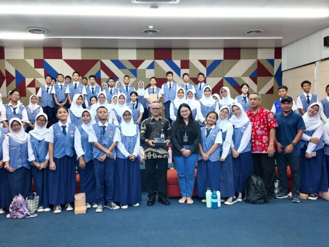 Pelindo Kenalkan Dunia Maritim kepada Siswa SMPN 129 Jakarta melalui Edukasi Kemaritiman